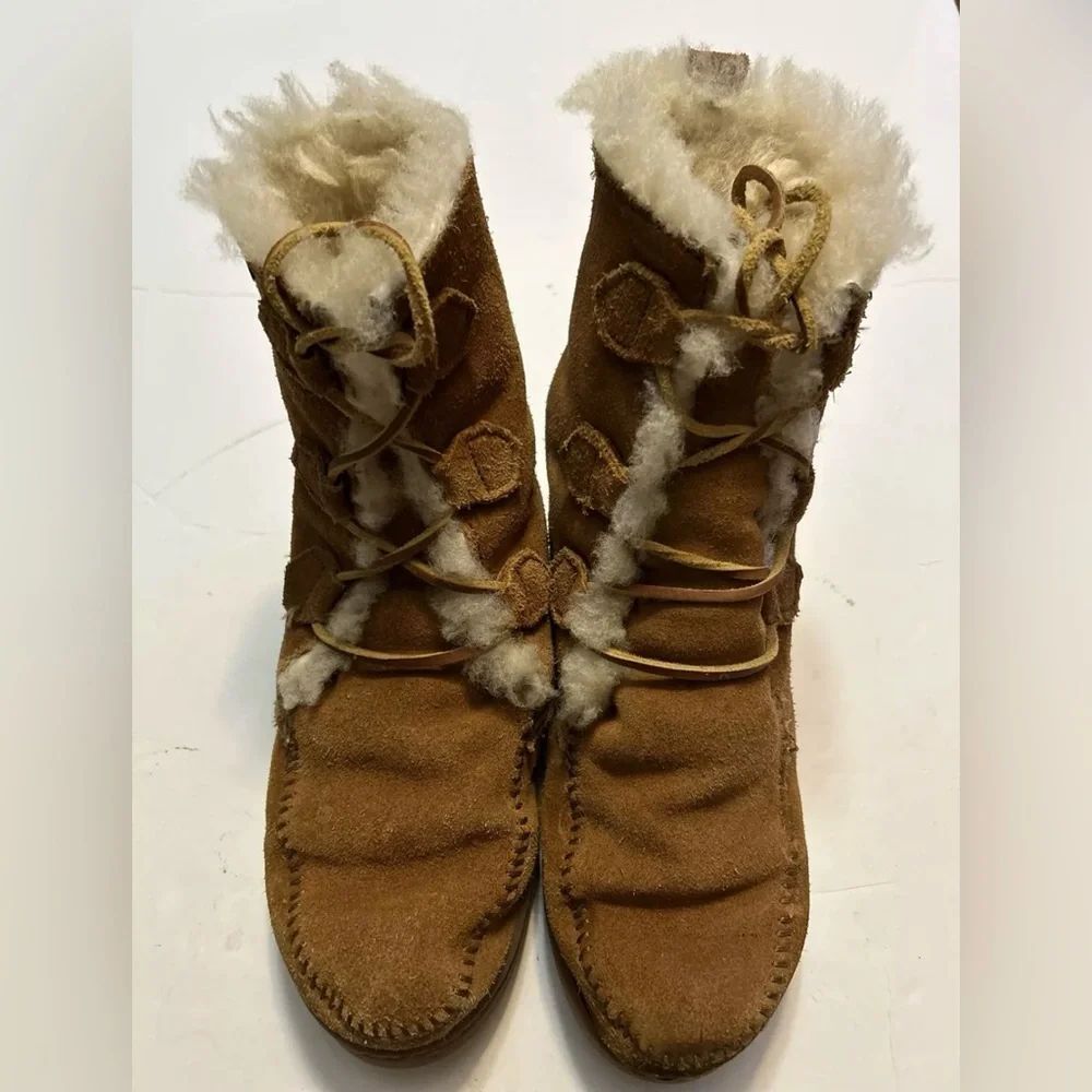 MINNETONKA SHEEPSKIN
BOOTS With SUEDE UPPERS Sz 6